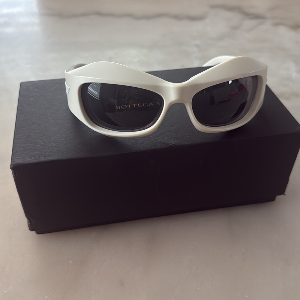 Bottega Veneta Original 11 UNISEX Sunglases  White Cream BV1086S - Picture 16 of 17